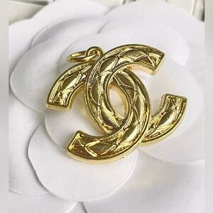 🌺Chanel stamped Zipper Pull Quilted design 🌺